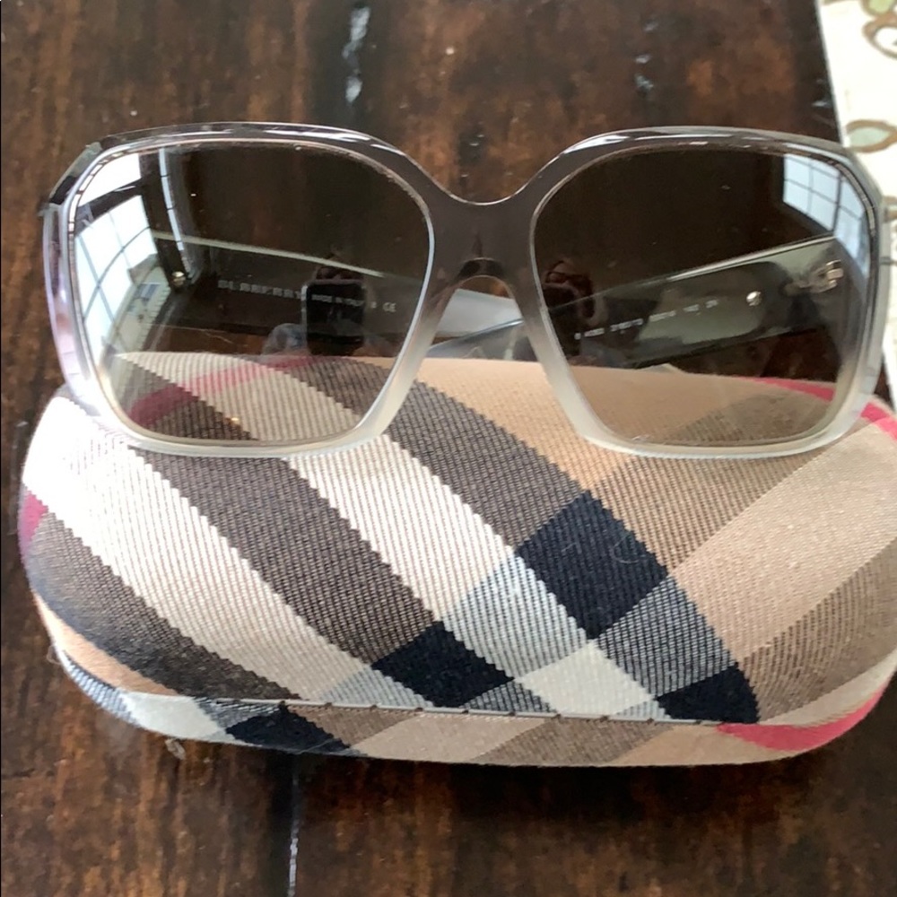 Burberry sun glasses 👓